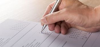 Befragung Zettel: Mann kreuzt an