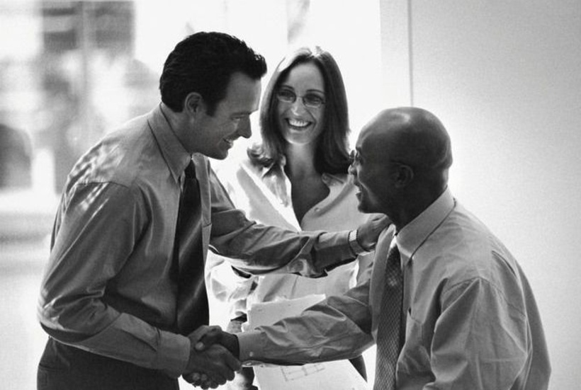 Brasilien: Männer begrüßen sich mit herzlichem Schulterklopfen.