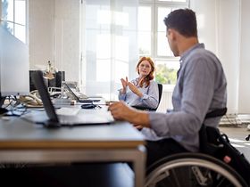 Behinderte Kollegen arbeiten