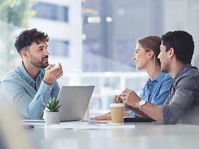 Berater Agent Makler Paar Finanzierung Immobilienkauf
