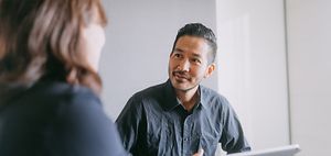 Beratung_Mann mit Unterlagen