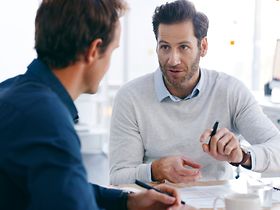 Beratungsgespräch zwei Männer