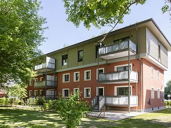 Bergmannsgrün Haus nach der seriellen Sanierung rote Fassade