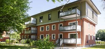 Bergmannsgrün Haus nach der seriellen Sanierung rote Fassade