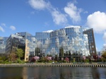 Berlin Bürogebäude modern verglast Wolken Fluss