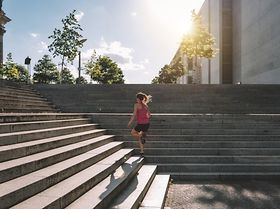 Berlin Frau Sport Laufen Joggen Urban Treppe