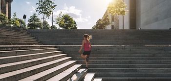 Berlin Frau Sport Laufen Joggen Urban Treppe