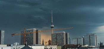 Berlin Hochhäuser Unwetter Alexanderplatz Kran