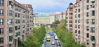 Berlin Mehrfamilienhäuser Straße Adlon im Hintergrund