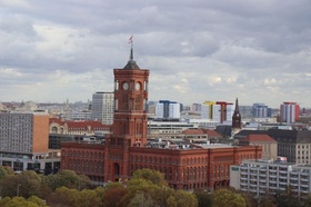 Rotes Rathaus Berlin Senat Wohnhäuser Wolken