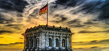 Berlin Reichstagsgebäude Himmel Drama Deutschlandflagge