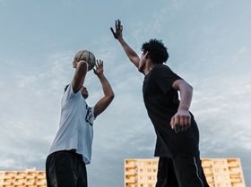Berlin Wohnhaus Wohnquartier Basketball Männer jung Stadt