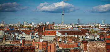 Berlin Wolken am Himmel Häuser Dächer Alex