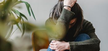 Besorgte Arbeitnehmerin