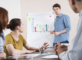 Besprechung in Konferenzraum, Flipchart mit Balkendiagramm