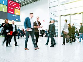 Besucher einer Messe 