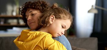 Betreuung_Mutter tröstet Tochter