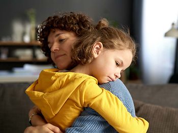 Betreuung_Mutter tröstet Tochter