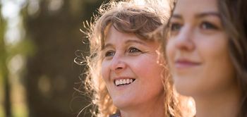 Betreuung_Mutter und erwachsene Tochter