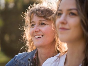 Betreuung_Mutter und erwachsene Tochter