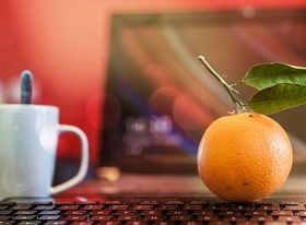 Betriebliche Gesundheitsförderung: Obst auf Schreibtisch