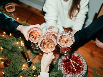 Betriebsfeier_Weihnachtsfeier_Beim_Anstoßen