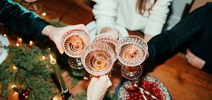 Betriebsfeier_Weihnachtsfeier_Beim_Anstoßen
