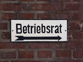 Betriebsrat Schild Mauer