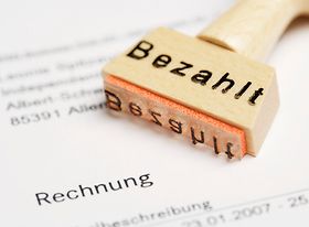 Bezahlt-Stempel auf Rechnung