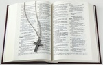 Bibel mit Kreuzkette