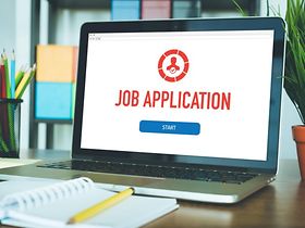 Bildschirm mit Bewerbungsprogramm auf Schreibtisch