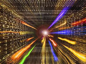 Binärcodes mit leuchtenden Farbstrahlen die aus Mitte kommen