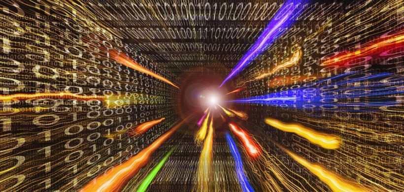 Binärcodes mit leuchtenden Farbstrahlen die aus Zentrum kommen