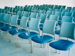 Blaue Stühle in Reihen