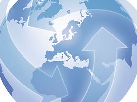 blaue Weltkugel mit Pfeilen