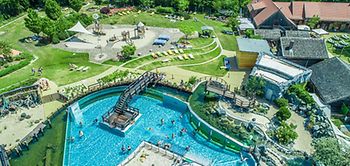 Blick auf die Außenbecken für Gäste und Pinguine und Spielplatz