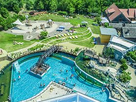 Blick auf die Außenbecken für Gäste und Pinguine und Spielplatz