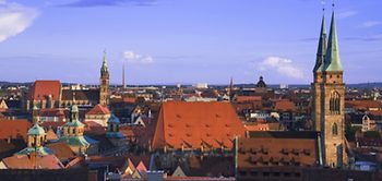 Blick über Dächer und Sehenswürdigkeiten