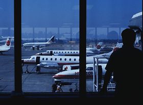 Blick von Flughafen-Gate auf Rollfeld