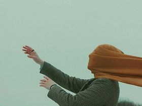 Blind Geheimnis Versteck verstecken Augenbinde Augen geschlossen