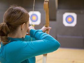 Bogenschießen Frau zielt