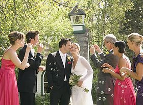 Bräutigam küsst die Braut