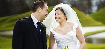 Brautpaar lächelt sich an