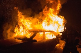 Brennendes Auto Brandanschlag Feuerwehrmann