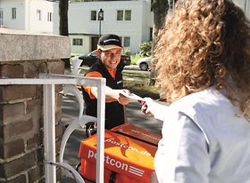 Briefträger stellt Brief zu