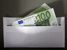 100 Euro Geldscheine in einem Briefumschlag