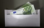 100 Euro Geldscheine in einem Briefumschlag
