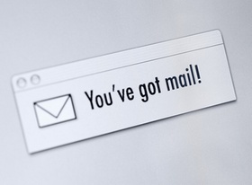 Briefumschlag mit Schrift You´ve got mail! daneben