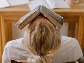 Bücher und Kopfhörer