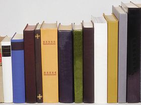 Bücher, verschiedene Größen und Farben